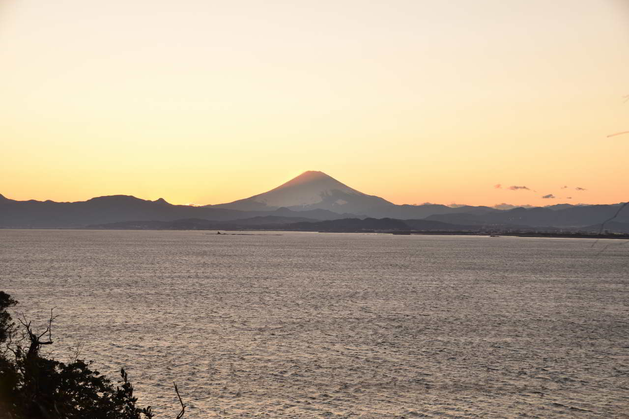 江の島から見る夕焼けの富士山