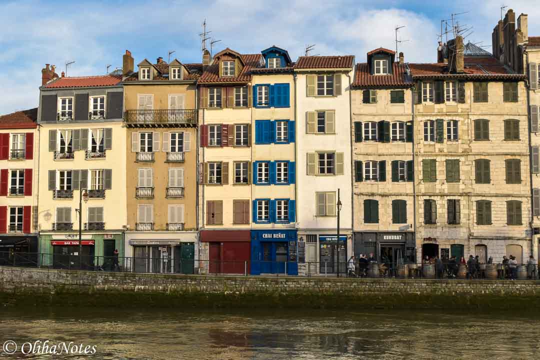 フランスのバイヨンヌのカラフルな建物